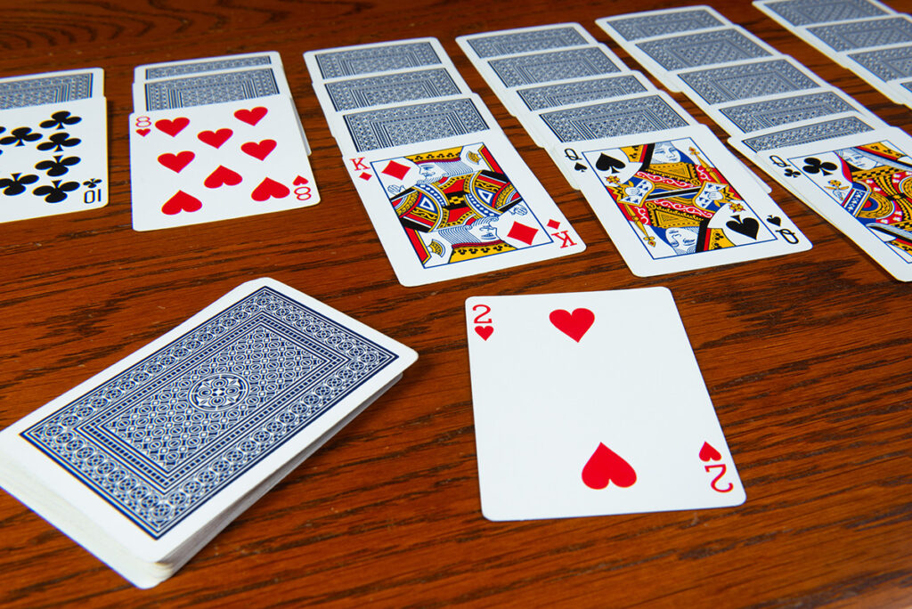 le jeu traditionnel du solitaire